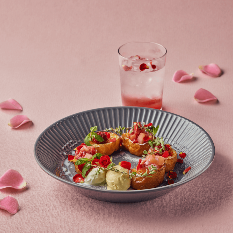 オープニング記念・ローズ＆ローズ　 バラ咲く花かんむりのフレンチトースト＋バラと苺のソーダ2200円(税込) (単品 フレンチトースト1650円、ソーダ825円)