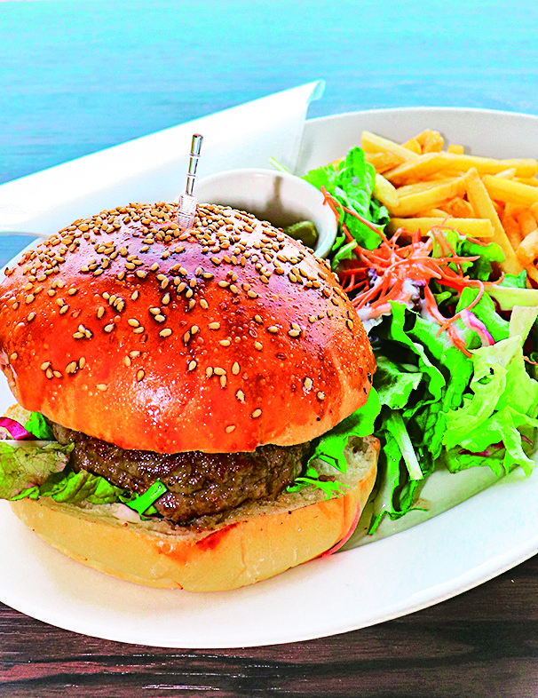 1129バーガー ランチプレート 1100円(土・日曜、祝日は1408円)