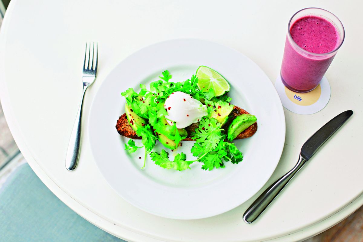 アボカドトースト フレッシュコリアンダーとライム添え 1450円