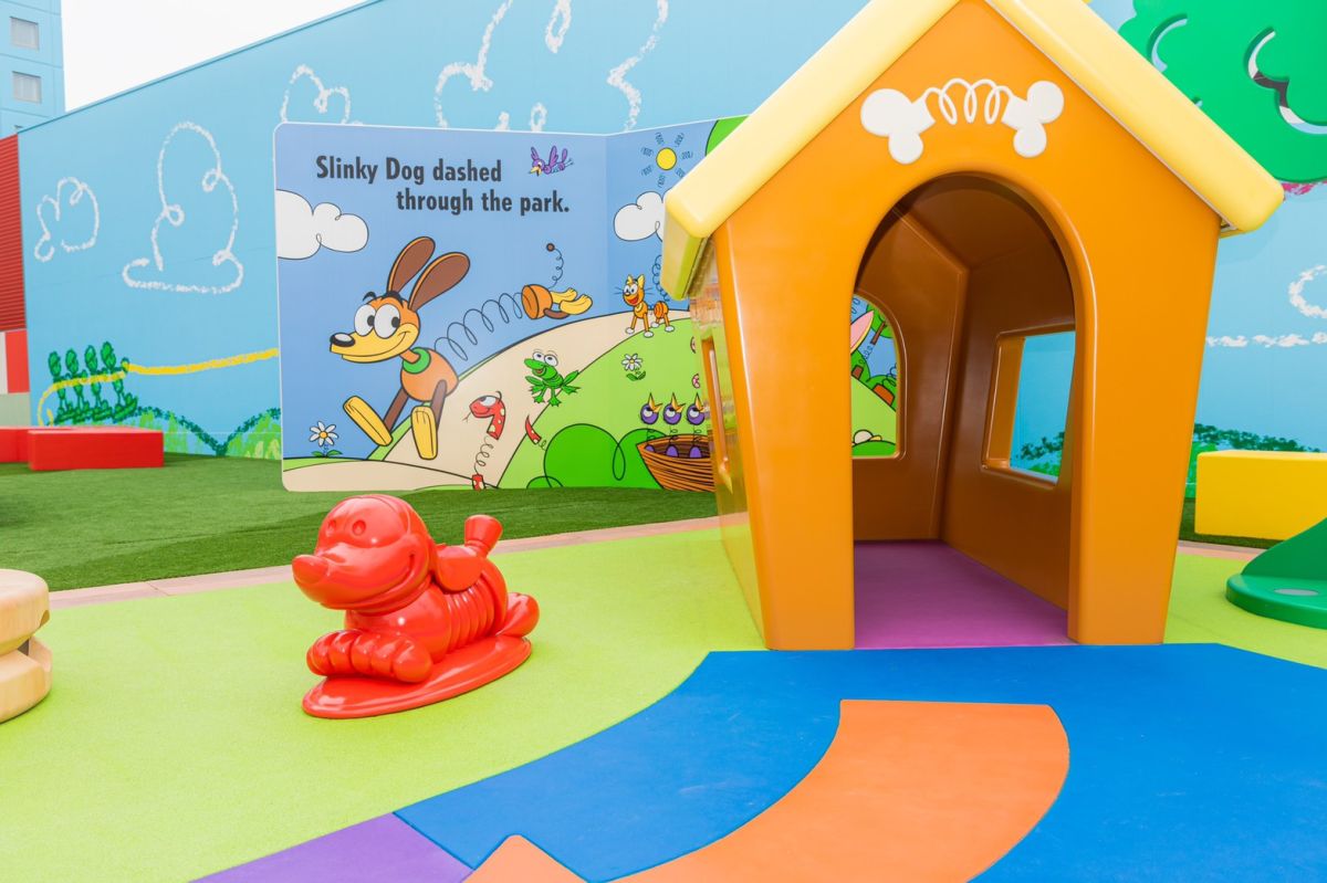 ©Disney／Pixar Slinky ® Dog © Just Play LLC