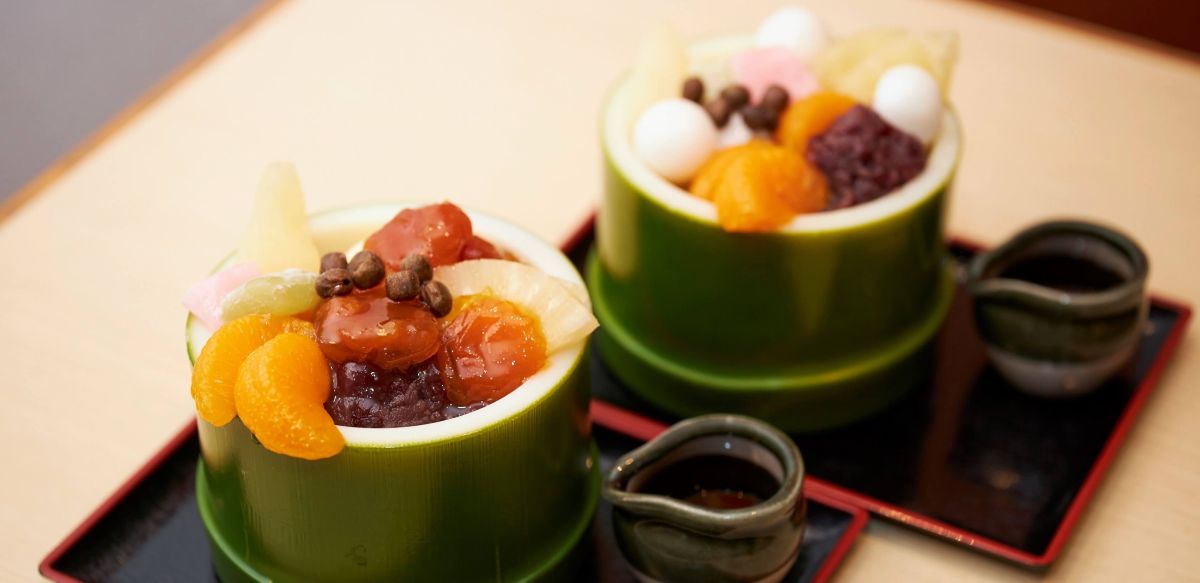 鎌倉・小町通りの甘味処「竹よし」で竹の器に入った豪華なクリームあんみつを！