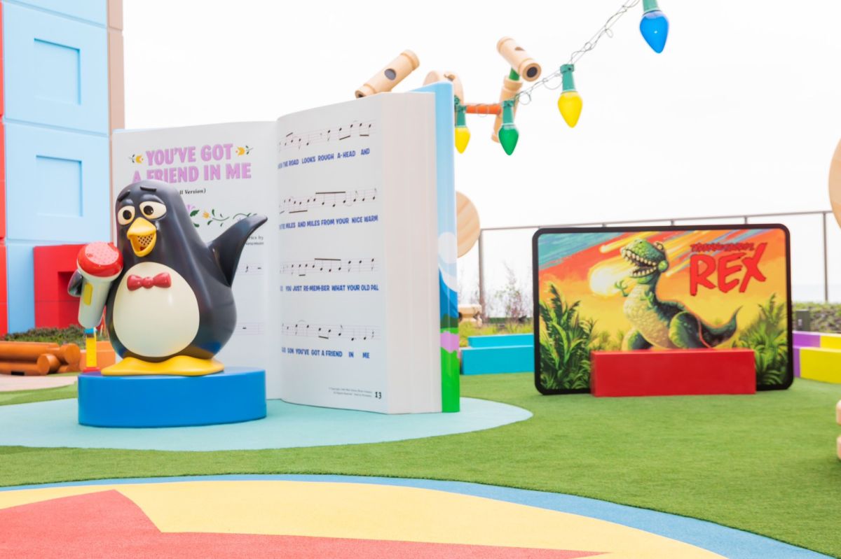 ©Disney／Pixar TINKERTOY is a trademark of Hasbro and is used with permission.© 2021 Hasbro. All Rights Reserved. Licensed by Hasbro. “You’ve Got A Friend in Me”Words and Music by Randy Newman©1995 Walt Disney Music Company (ASCAP)All Rights Reserved. Used With Permission. LINCOLN LOGS is a trademark of Hasbro and is used with permission. © 2021 Hasbro. All Rights Reserved. Licensed by Hasbro.