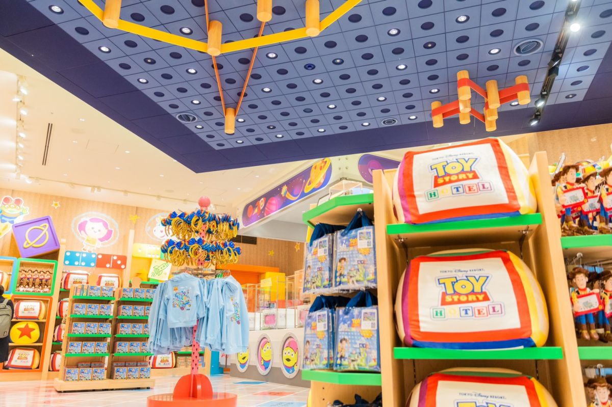 ©Disney/Pixar SCRABBLE is a registered trademark of Mattel, Inc. Trademark and game tiles used with permission. © Mattel, Inc. All Rights Reserved.