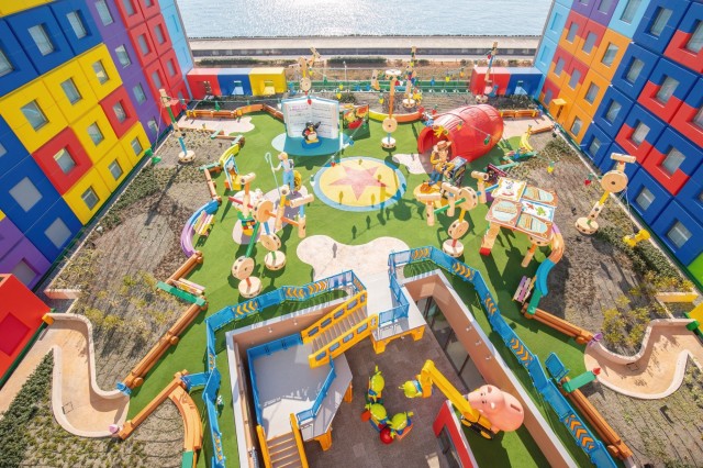 ©Disney／Pixar TINKERTOY is a trademark of Hasbro and is used with permission.© 2021 Hasbro. All Rights Reserved. Licensed by Hasbro. “You’ve Got A Friend in Me”Words and Music by Randy Newman©1995 Walt Disney Music Company (ASCAP)All Rights Reserved. Used With Permission. © 2021 and ® Rubik’s Brand Ltd. All Rights Reserved. Barrel of Monkeys © 2021 and ® Hasbro, Inc. All Rights Reserved LINCOLN LOGS is a trademark of Hasbro and is used with permission. © 2021 Hasbro. All Rights Reserved. Licensed by Hasbro.