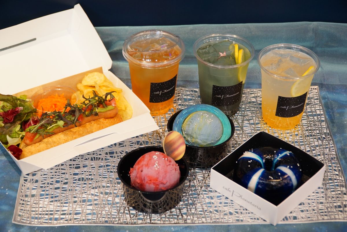 左から時計周りに「プレーンアボカド ドッグ」1100円、カクテル各種880円、「ギャラクシードーナツ」550円、「ブループラネットアイスクリーム」、「レッドプラネットアイスクリーム」各660円