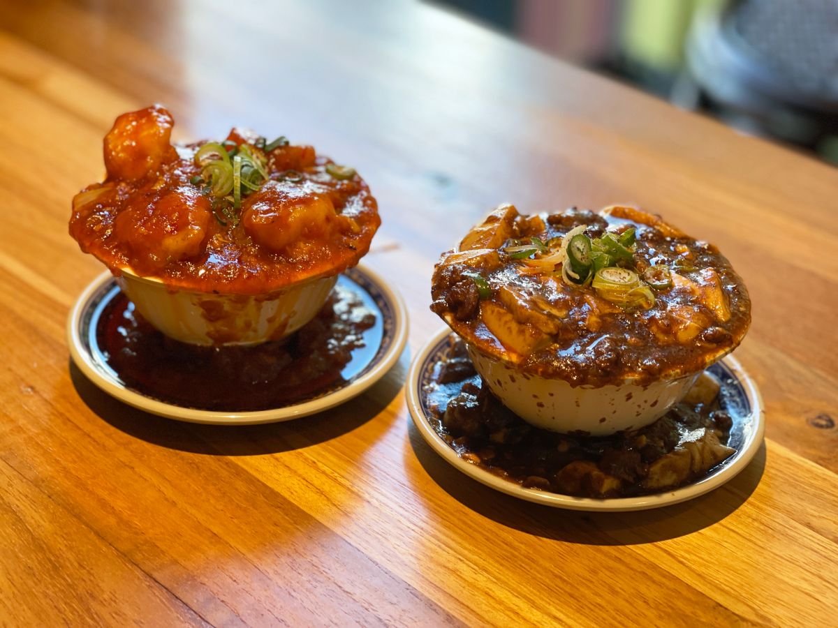 （左から）「こぼれ海老のチリソース」1089円、「こぼれホルモン麻婆豆腐」1045円