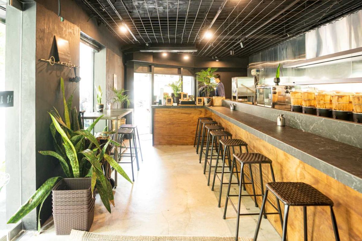 スタイリッシュな新店舗の店内。入店時には1人1品のオーダーを！