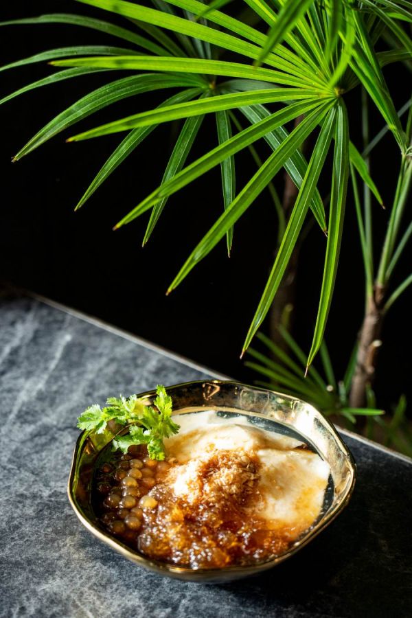 「麥芽糖花生桃膠粉圓豆花」NT$80。おすすめの食べ方は混ぜずにそっと掬って味わうこと。豆花やトッピング、それぞれの味を楽しんで！