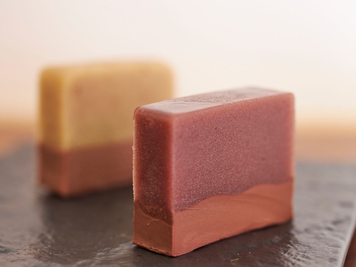 写真手前が「羊羹ショコラ」※単品（ひと切れ）はイートインのみ。テイクアウトの場合は、木箱入り（1本） 2484円