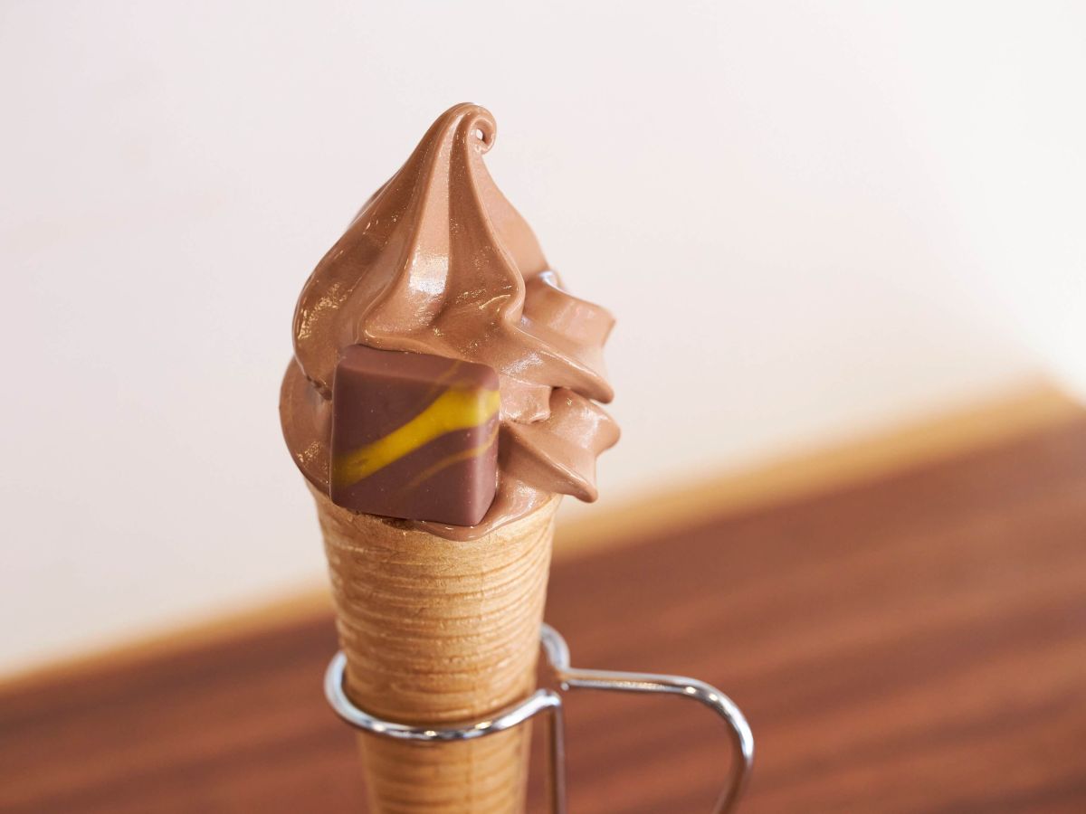 「ショコラソフトクリーム」540円（チョコレートのトッピングは1個につきプラス108円。写真は「柚子ショコラ」） ※価格はテイクアウトの場合