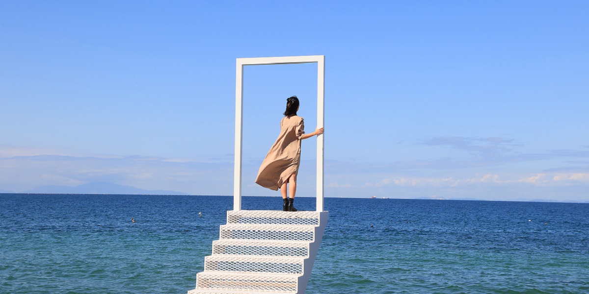 日本全国の“絶景カフェ”26選｜海や湖が目の前のテラス席がある人気カフェから、山や雲海を望む、穴場の絶景カフェまで