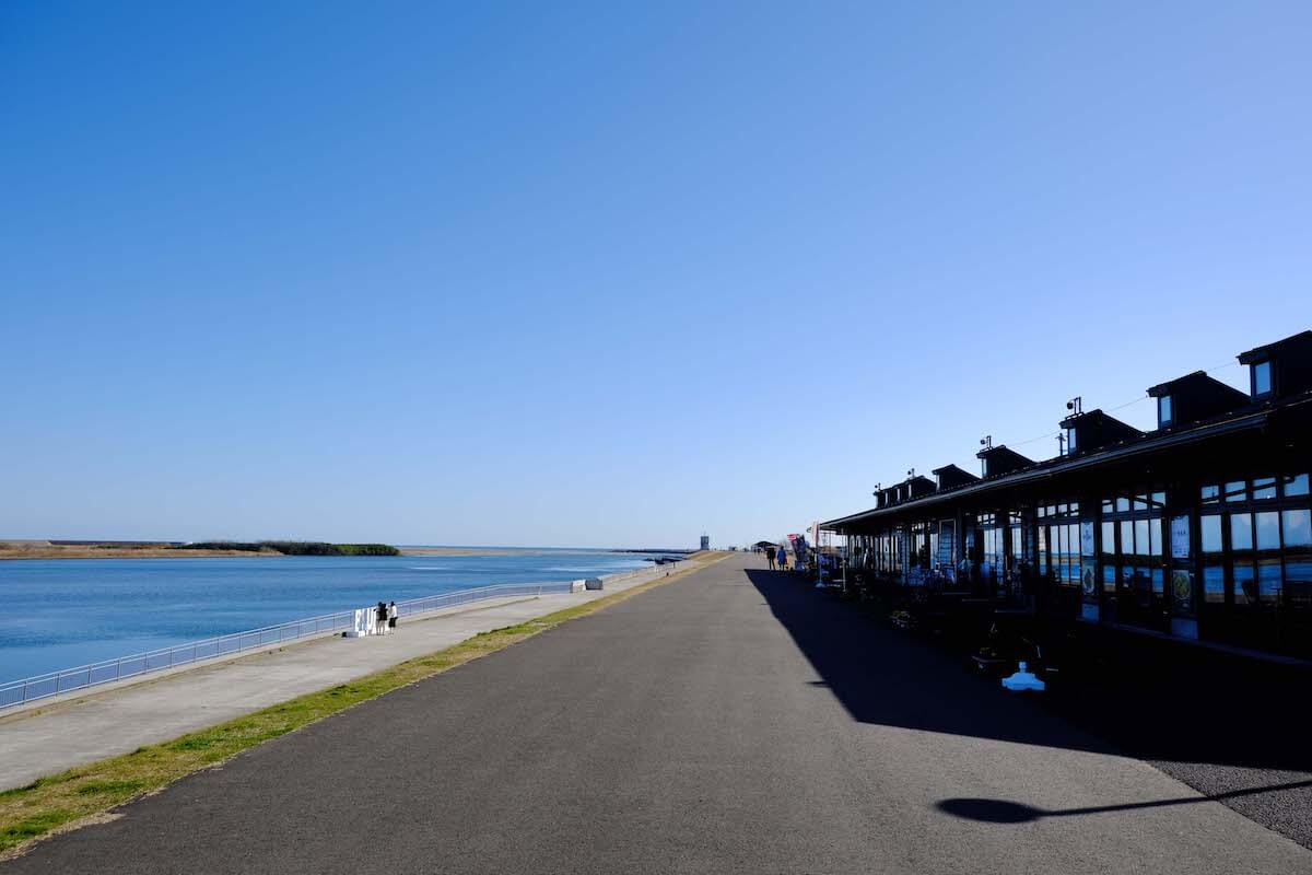 名取川沿いに立つ「かわまちてらす閖上」