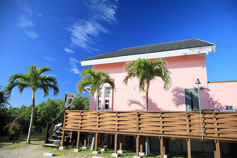 南国らしい佇まいでお客さまを迎える