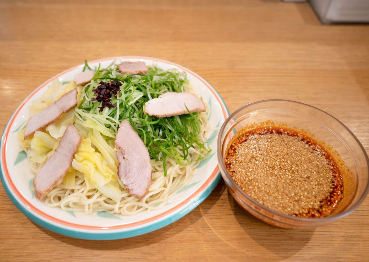 広島冷麺　普通（そば1.5玉 野菜・叉焼） 中辛　1050円（税込）