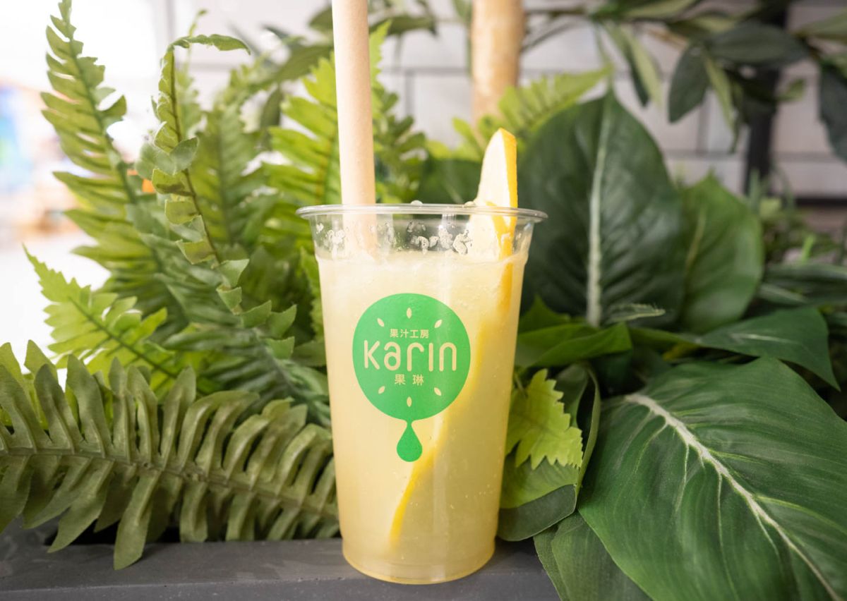 搾りたて生フルーツジュースが人気の「果汁工房 果琳」の「レモンタワー（スカッシュ）」 604円（税込）