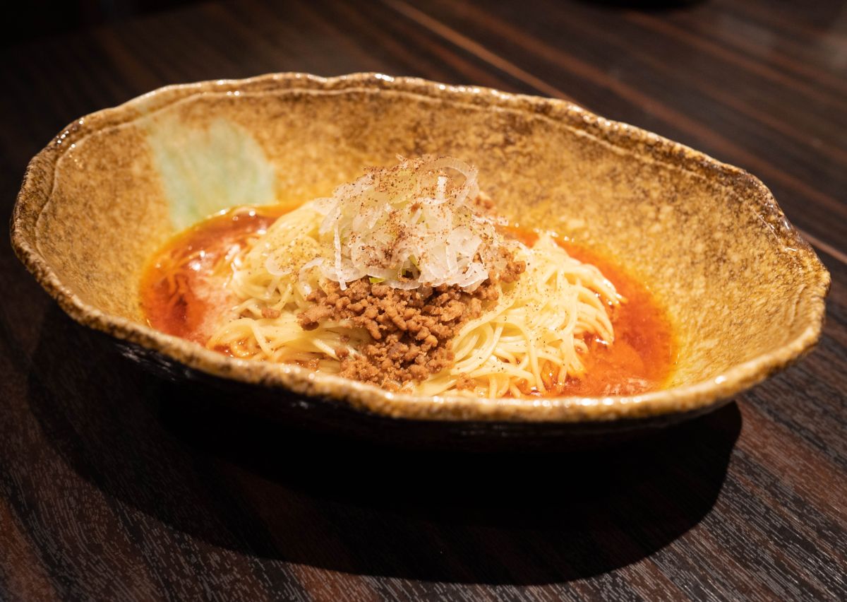 ピリ辛汁なし担担麺が人気の「中華そば くにまつ」の「汁なし担担麺 2辛」 600円（税込）