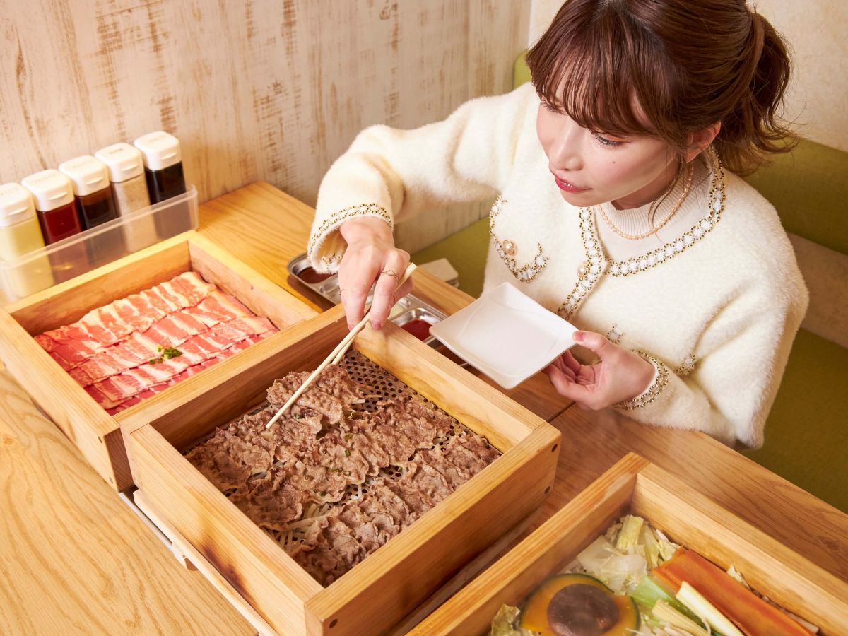 牛バラ肉の下にモヤシが敷いてある～！ 