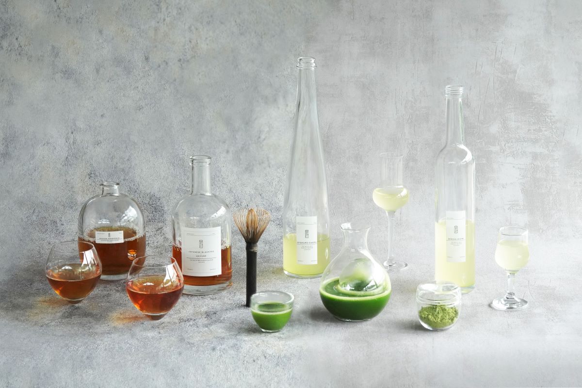 「玉露 薫」(写真 中央上) ICE990円・HOT880円、「抹茶 匂宮」(写真 中央下) ICE770円・HOT660円、「煎茶 大君」 (写真 右) ICE880円・HOT780円