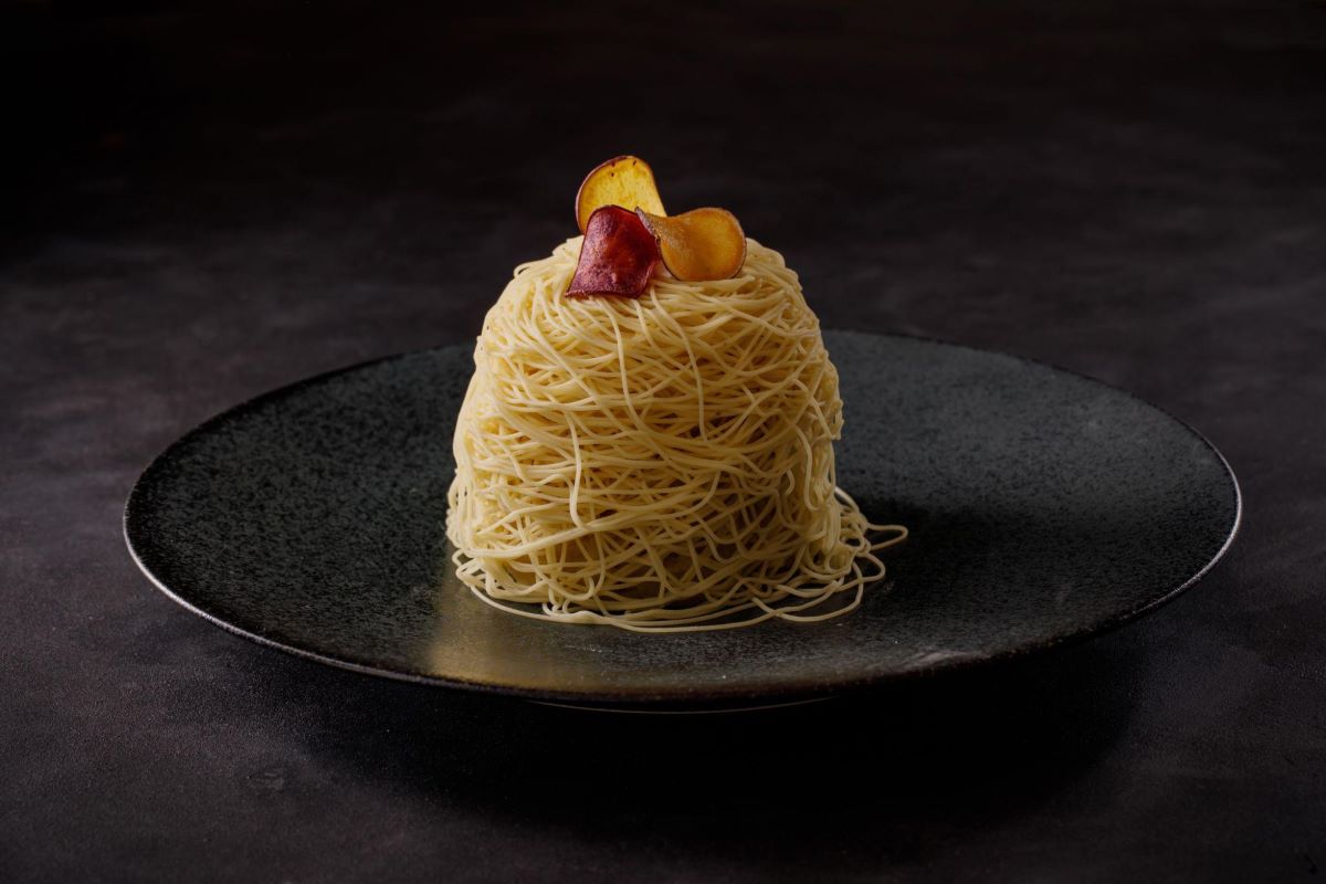 「生搾り芋モンブラン」テイクアウト1000円、イートイン (和紅茶付き) 1800円