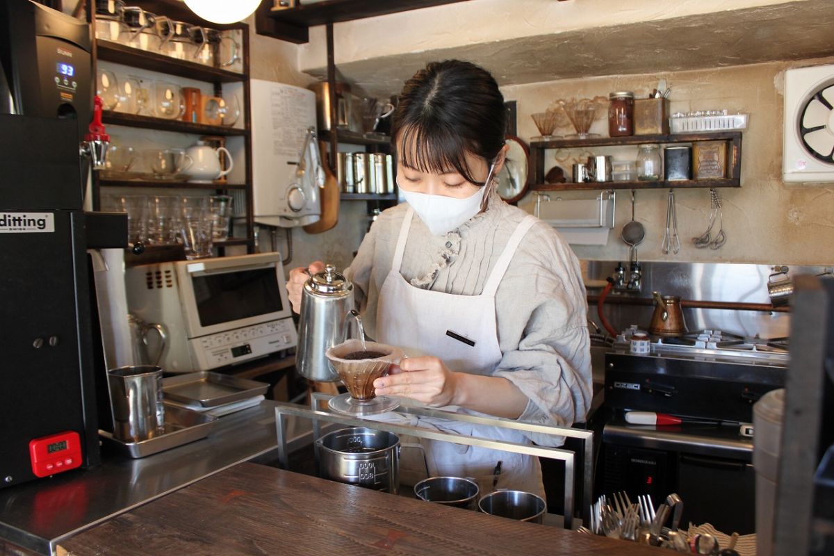 「おいしくなりますように」と一杯一杯心を込めてコーヒーを淹れる店長の冨塚さん