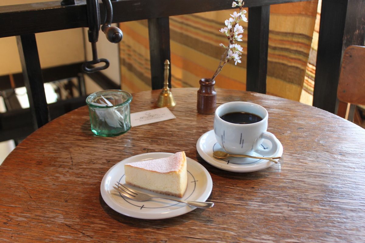 本店限定のオリジナルブレンド「森の雫」748円、しっとりとして程よい甘さの「ガトーフロマージュ」462円