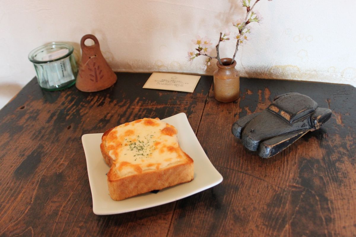 オーガニック小麦の風味豊かな食パンはもっちりした食感。「チーズトースト」605円
