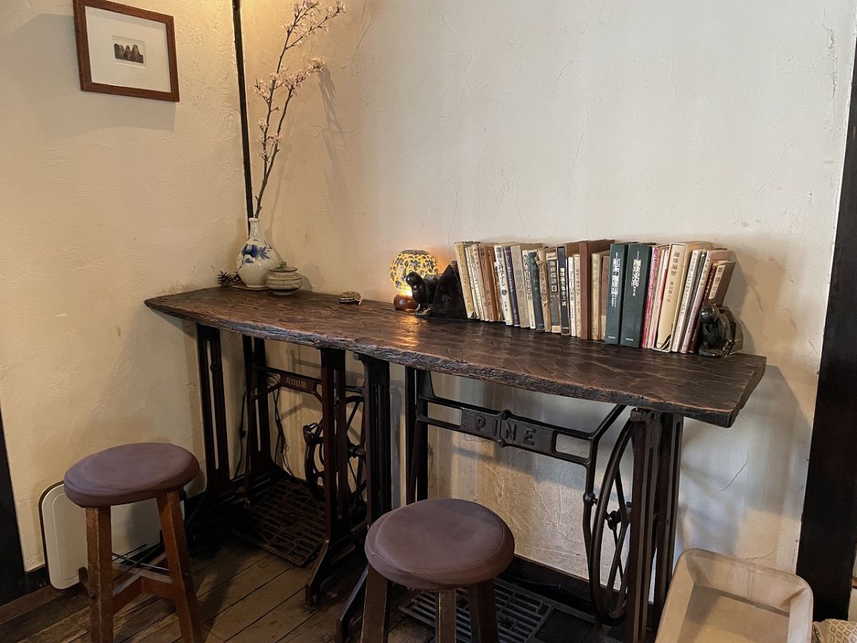  ミシン台をリノベーションした、一人でも気兼ねなくくつろげる1階客席