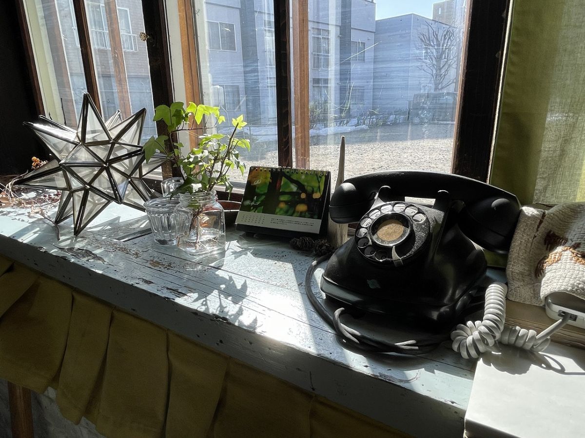 なんと「現役」の黒電話。受話器を置いた時の「チン！」という音に懐かしさを感じる人もいるのでは