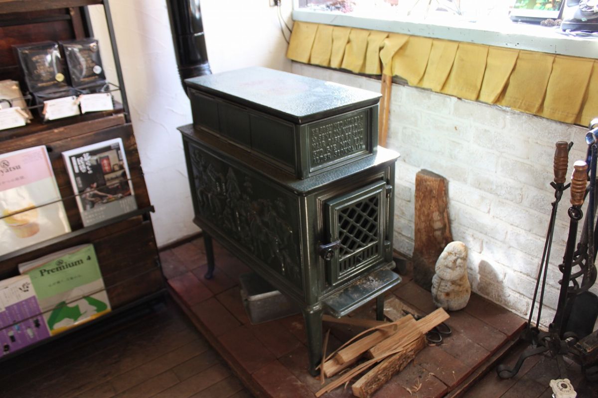 冬にはパチパチと心地よい音で心を安らがせてくれる薪ストーブ