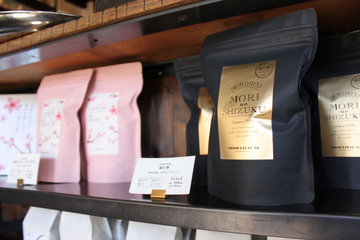 本店限定品や季節限定品も販売。コーヒー豆は店頭のほか、オンラインショップでも購入できます