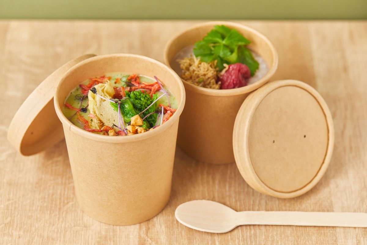 左から）菜の花と豆乳のお粥 中 650円　五穀米の和粥 小 380円