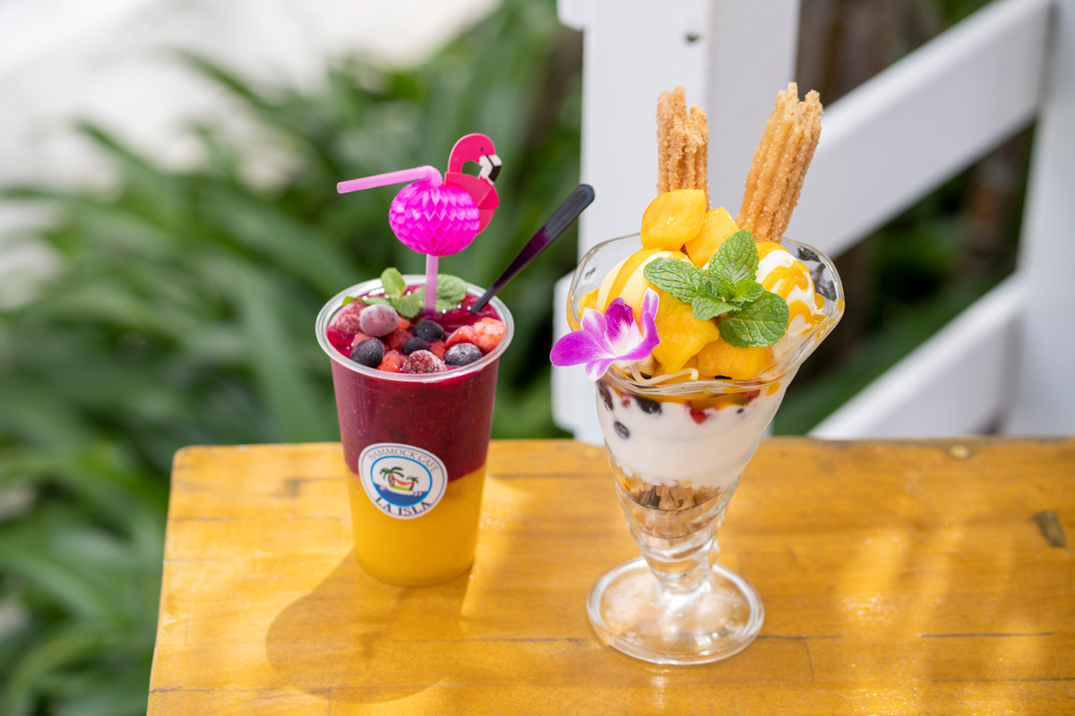 左／ドラゴン・マンゴー・フラミンゴ　980円、右／チュロスマンゴーパフェ　1200円