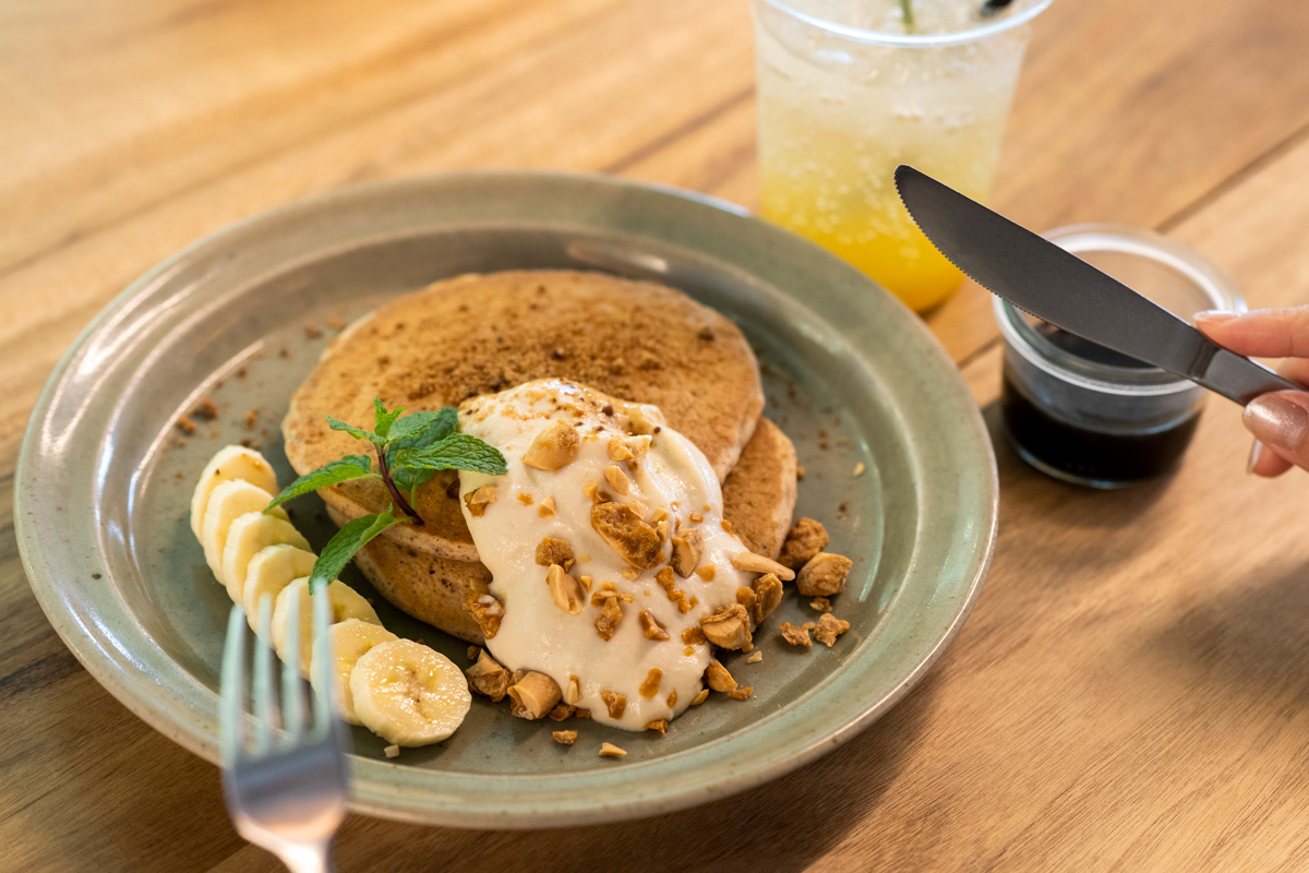 ヴィーガンパンケーキ 島豆腐ホイップ添え　940円、樂園ジュレップソーダ　550円