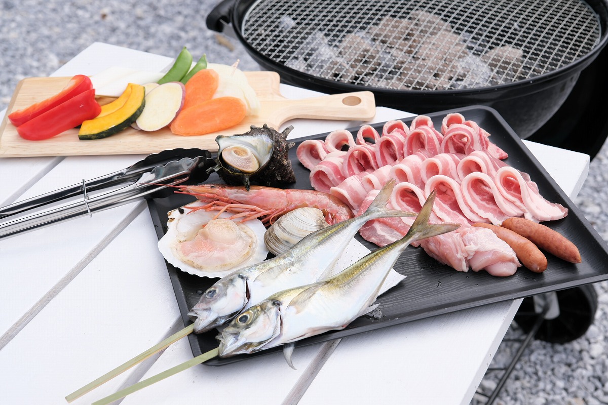 魚介類が付く浜焼きBBQプラン3500円とお肉BBQプラン3000円（各1人前）※写真は2プランのメニューをまとめたものになります。