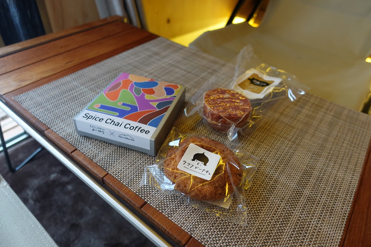 左「メーヤウスパイスコーヒーバック」777円、手前右「オールドファッションプレーン」270円