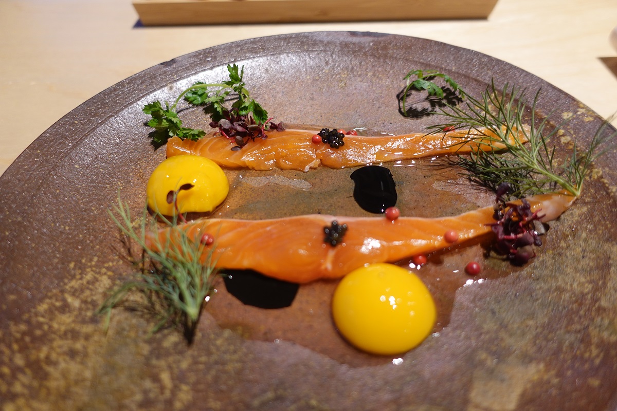 「信州サーモンのカルパッチョ マンゴーの素フェール キャビア」