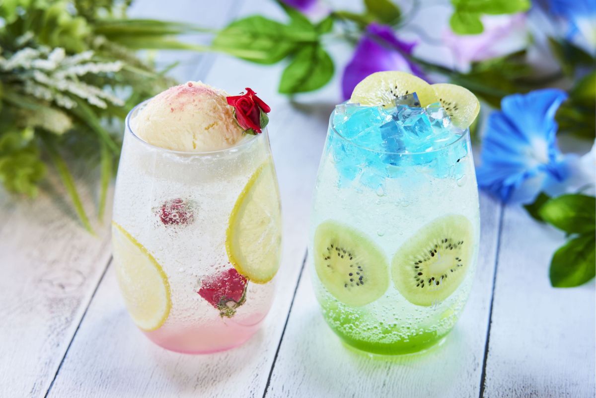 森のローズレモネード（左）、森のあじさいソーダ（右）いずれも800円