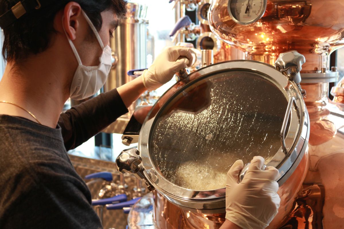 ビールは蒸留されジンへと生まれ変わる