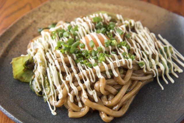 「鳩ヶ谷ソース焼き うどんマヨネーズ」825円（税込）