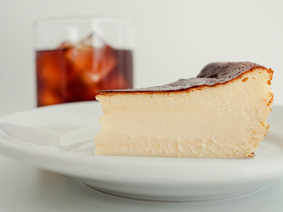 「JÉRÔMEバスクチーズケーキ」6372円（ホール）
