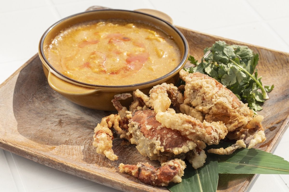 殻ごと味わえる「ソフトシェルクラブのカレー炒め」（1780円）