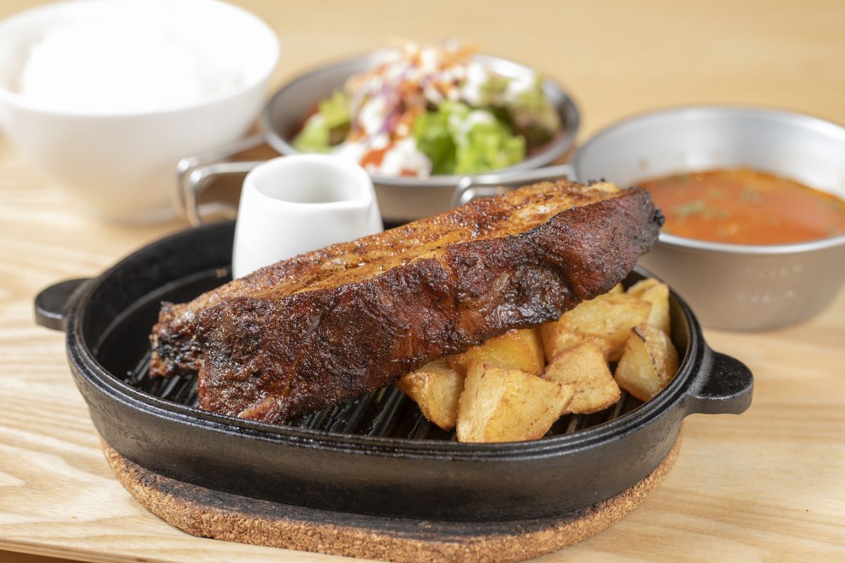 オリジナルのスパイスを使用したBBQスペアリブランチセット1680円