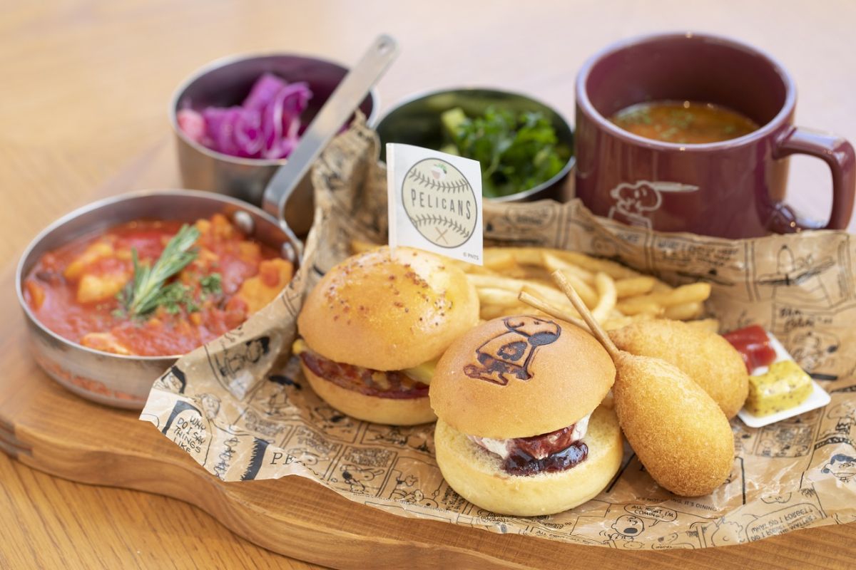 「“ザ・ペリカンズ”のスライダープレート」（2530円）※名古屋限定／© 2022 Peanuts Worldwide LLC