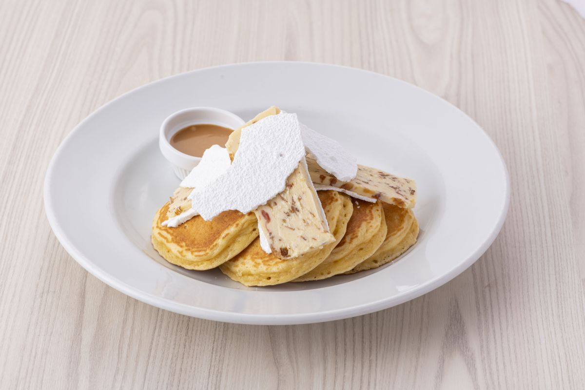 「ラムレーズンパンケーキ」1750円  ※アルコールを使用