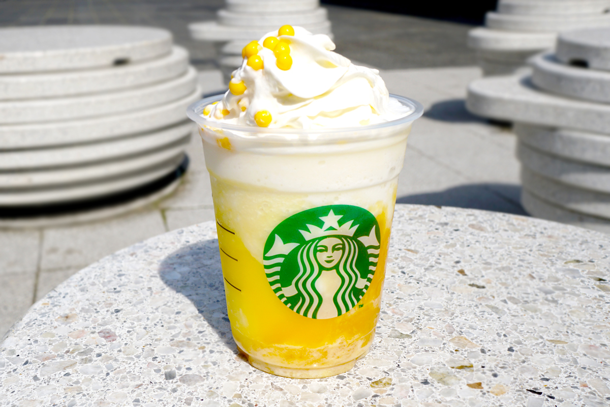 「バナナナバナナ フラペチーノ®」Tallのみ 678円（持ち帰り）、690円（店内利用）※バナナ果汁・果肉 5%未満　※バナナナバナナ フラペチーノ®にバナナ型シュガーはトッピングされないことがあります。