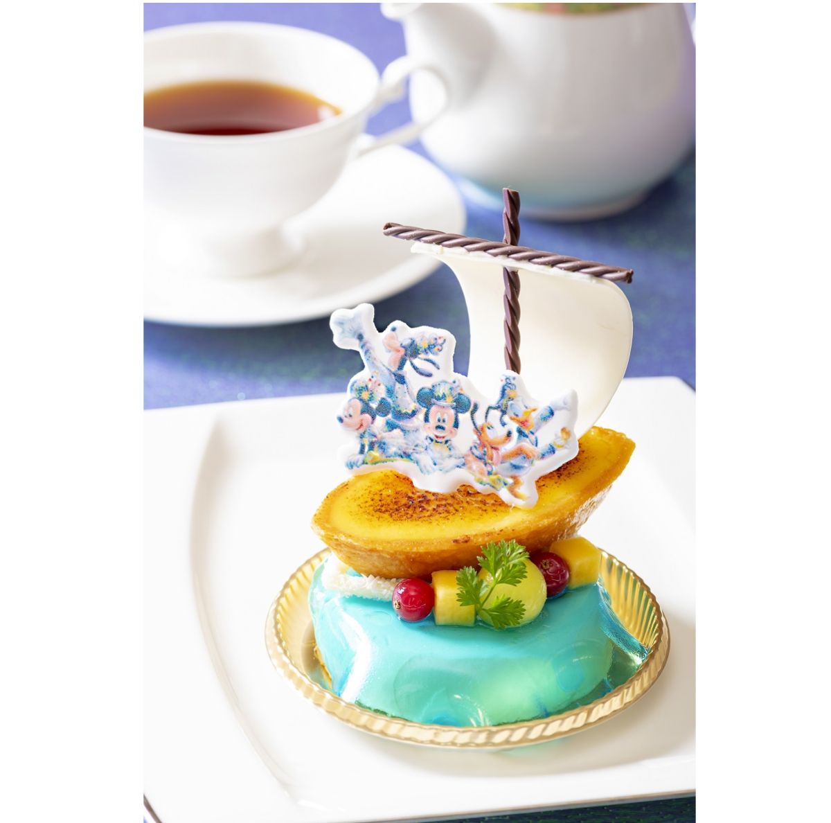 東京ディズニーシー20 周年：タイム・トゥ・ シャイン！」グランドフィナーレ「ケーキセット」 ■パッションフルーツとバナナのムース ■コーヒー または 紅茶