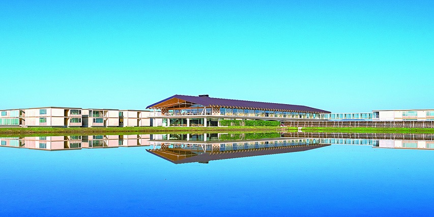 田んぼに浮かぶホテル