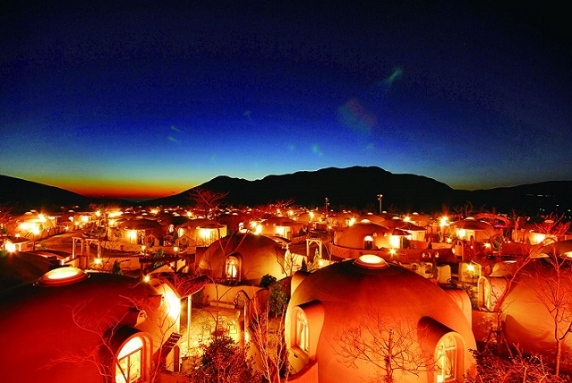 ドーム型の宿泊施設　ライトアップ