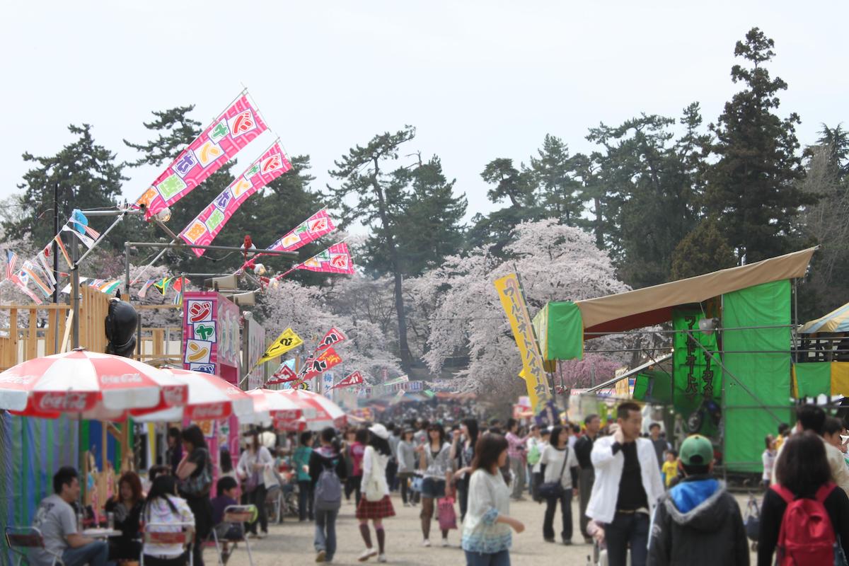 出店屋台ではグルメも堪能