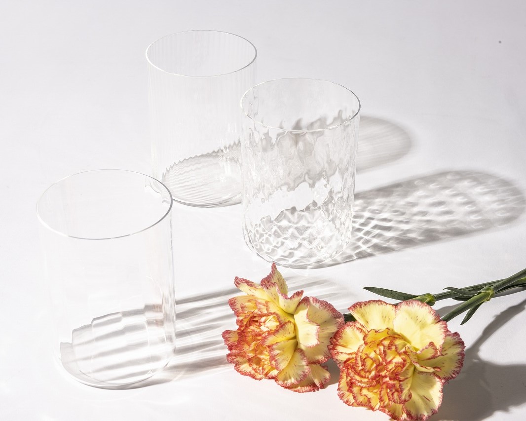 「松徳硝子×AKOMEYA TOKYO 多用途グラス（千本・縞紋・格子）」各2420円